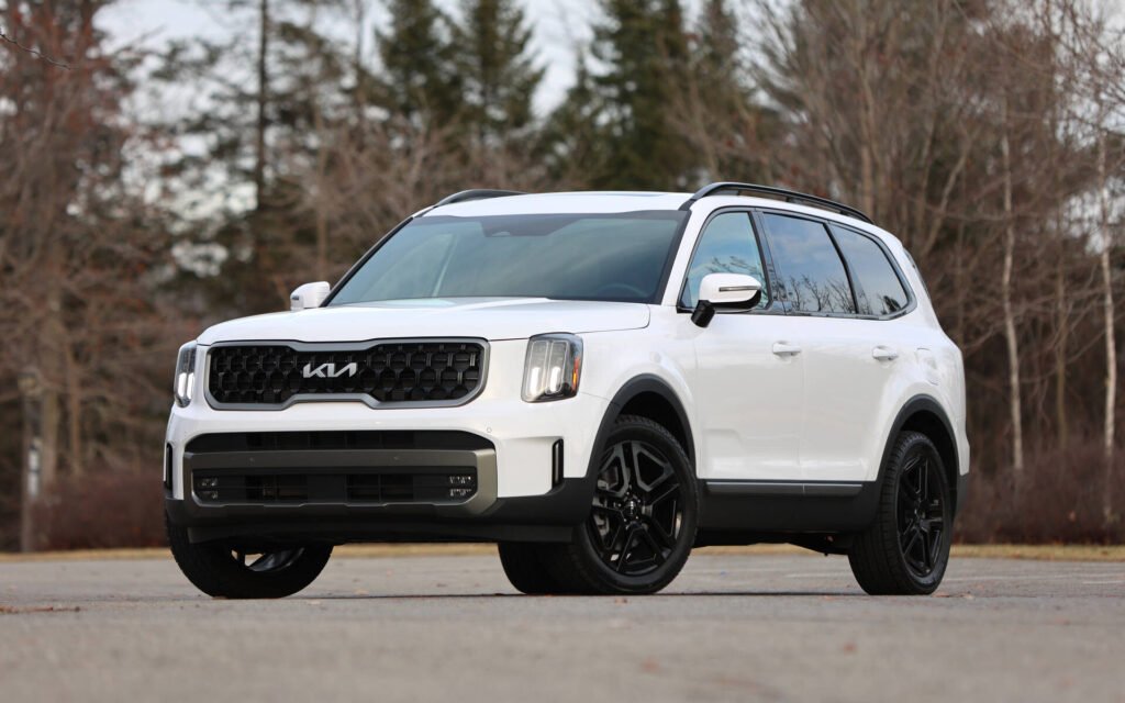 Discover the Kia Telluride 2023, a mid-size SUV offering bold design, advanced technology, and powerful performance. Perfect for families and adventurers alike.