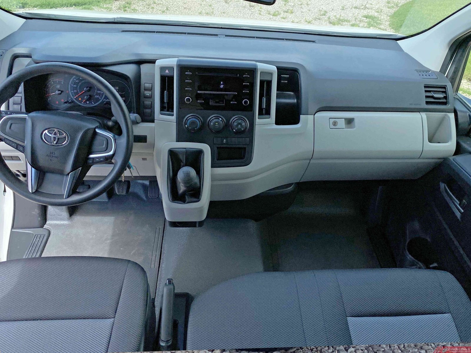 Toyota HiAce 2022 2.8L VIP: Premium Minibus Combining Luxury and Reliable Performance 1 Toyota HiAce 2022