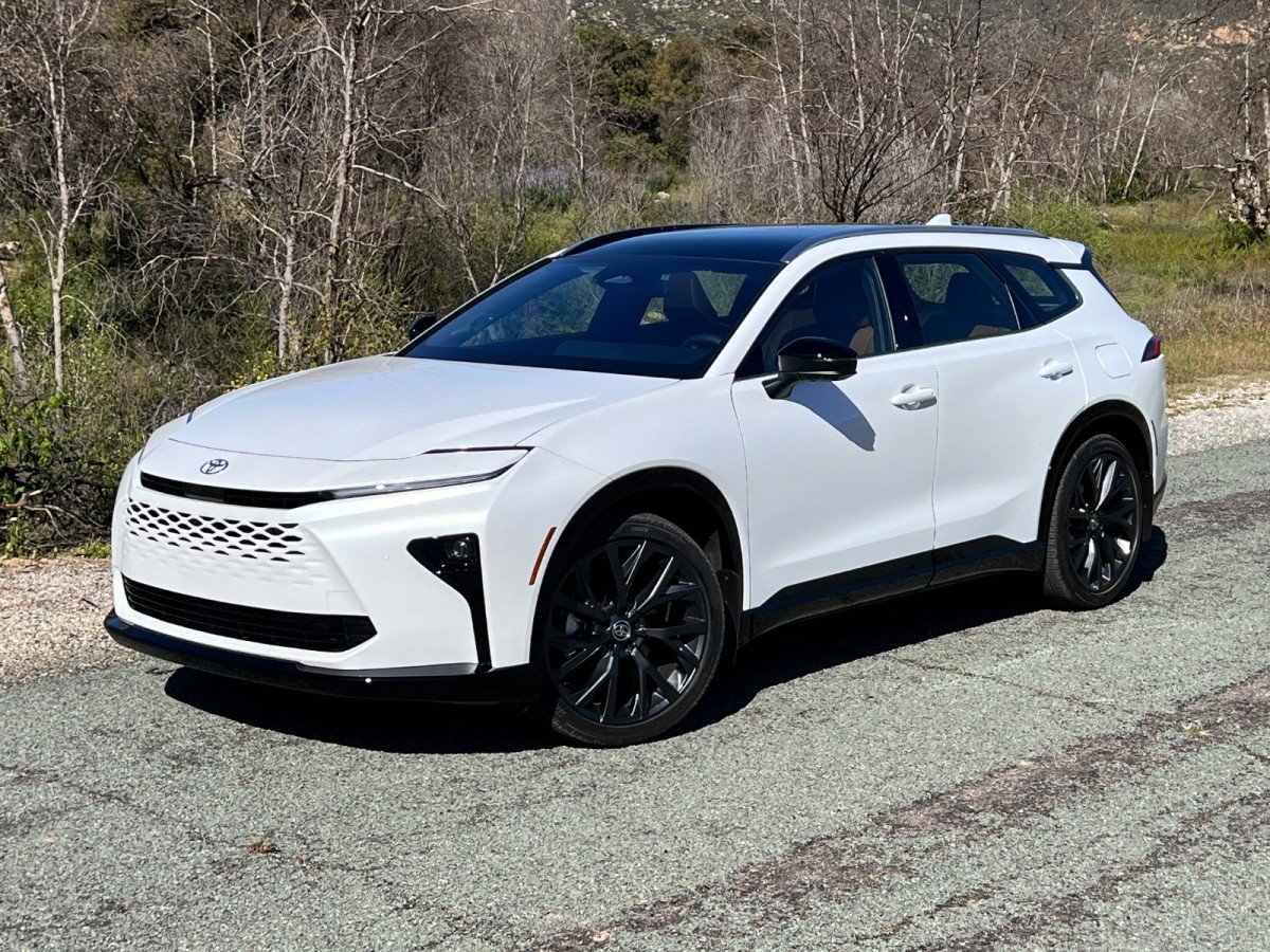 Toyota Crown Signia 2025: Engine Specs and Top Luxury Features 1 Toyota Crown Signia